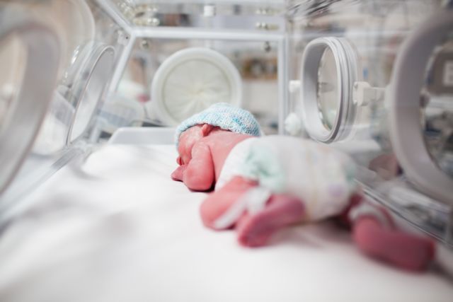 Κοροναϊός: Συγκλονίζει 34χρονη που γέννησε διασωληνωμένη