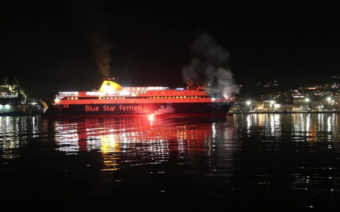 Πάσχα: Η Ανάσταση τούς βρήκε μπαίνοντας στο λιμάνι της Σύρου