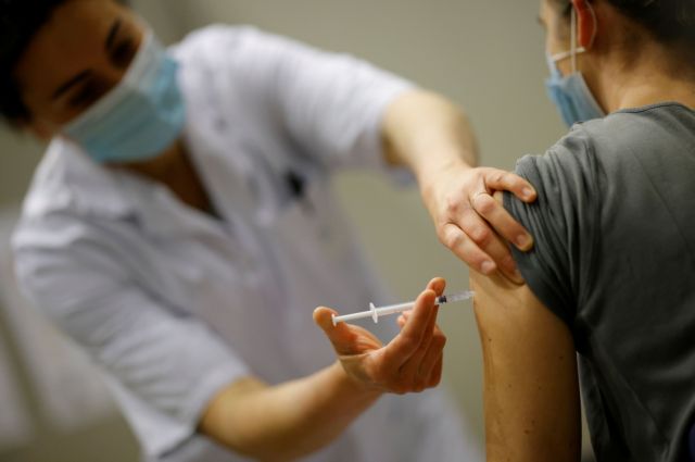 Γαλλία: Επεκτείνει τον εμβολιασμό σε έφηβους 16-17 ετών που κινδυνεύουν με σοβαρή νόσηση