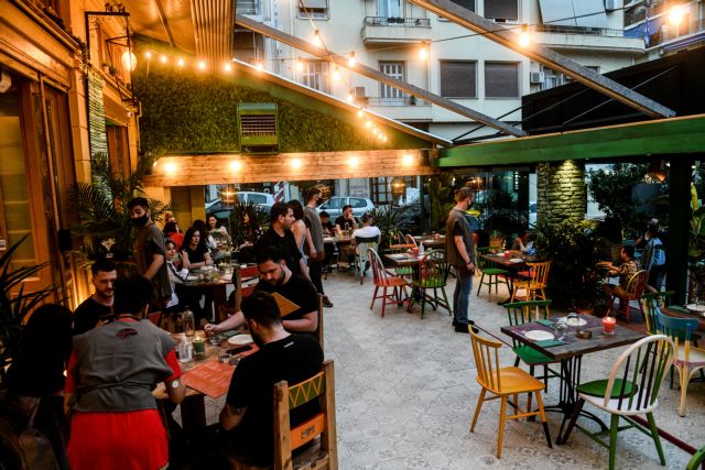 Ωρα αποφάσεων για χαλάρωση τεσσάρων μέτρων – Πού εμφανίζονται διστακτικοί οι ειδικοί και γιατί