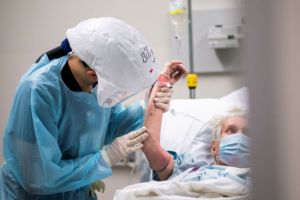 Σχεδόν οι μισοί νοσούντες με κοροναϊό βγαίνουν από το νοσοκομείο σε κακή κατάσταση