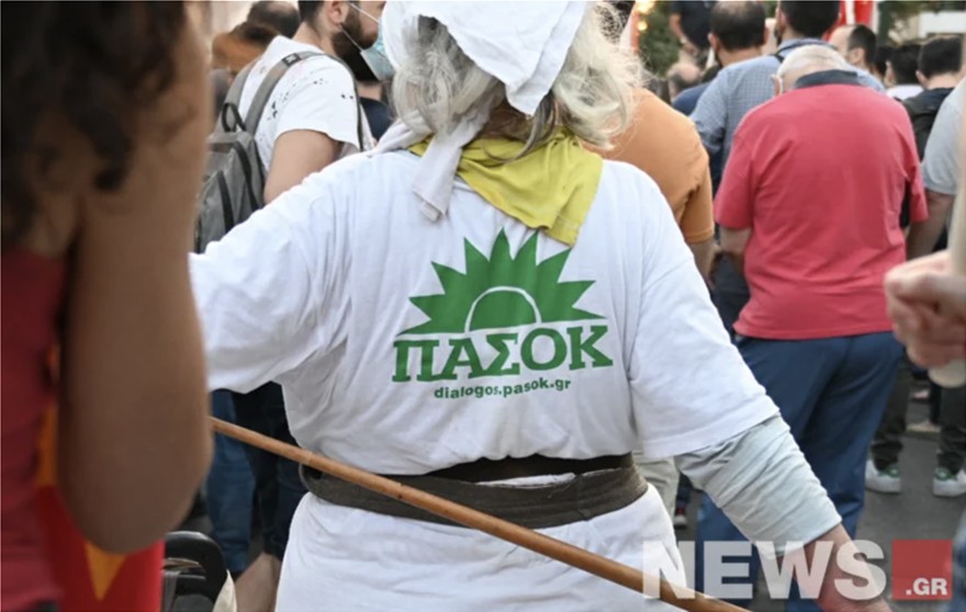 Απίθανη γιαγιά: Έκλεψε την παράσταση με μπλουζάκι ΠΑΣΟΚ στη… συγκέντρωση του ΚΚΕ