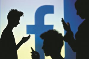 Η Facebook δίνει μάχη με τους «παραβατικούς» ηγέτες – και τη Δημοκρατία