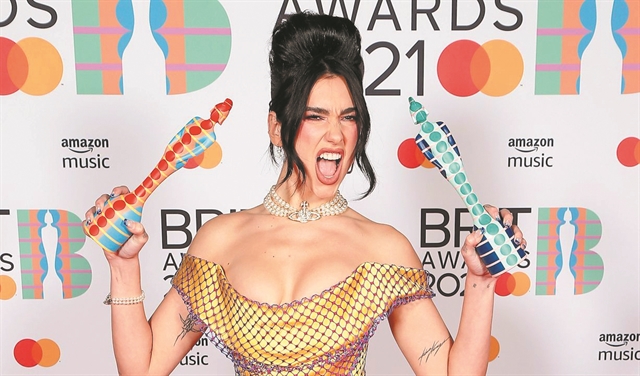 Σάρωσαν οι γυναίκες στα Brit Awards, σε εκδήλωση με 4.000 θεατές