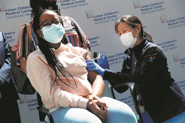 «Πιο λίγοι θάνατοι αν καθυστερήσει η δεύτερη δόση»