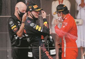 Ο μικρός που δείχνει την πλάτη του στον Χάμιλτον