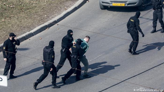 Λευκορωσία: Φρικτές μαρτυρίες για τις φυλακές όπου βρίσκονται οι εχθροί του Λουκασένκο