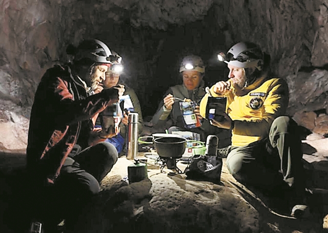 Σαράντα μέρες κάτω από τη Γη, κλεισμένοι σε ένα σπήλαιο