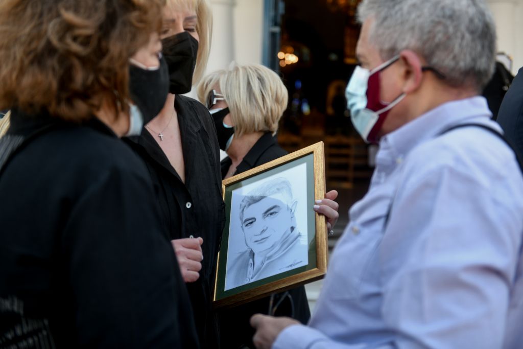 Θλίψη και συγκίνηση στο μνημόσυνο του Γιώργου Καραϊβάζ