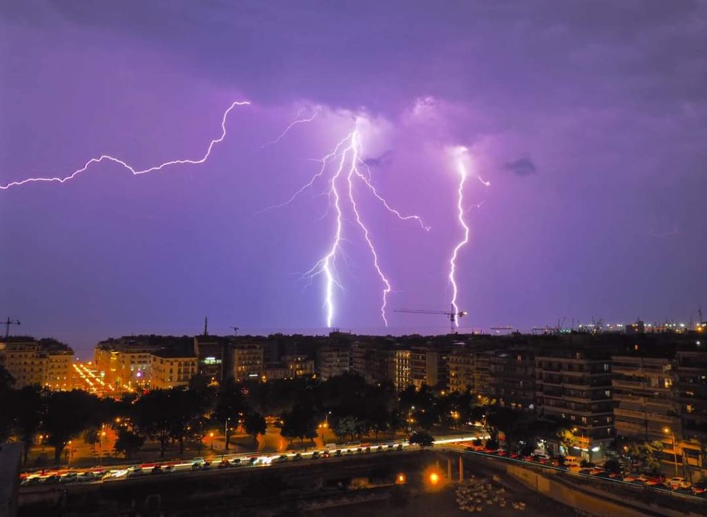 Θεσσαλονίκη: Εντυπωσιακό θέαμα από την καταιγίδα με δεκάδες κεραυνούς