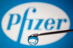 Τα εμβόλια Pfizer και AstraZeneca αποτελεσματικά κατά της ινδικής παραλλαγής του κοροναϊού