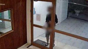 Επιδειξίας στη Νέα Σμύρνη: Και πέμπτη κοπέλα αναγνώρισε τον 22χρονο – «Αυτοϊκανοποιήθηκε μπροστά μου στην Καλλιθέα»