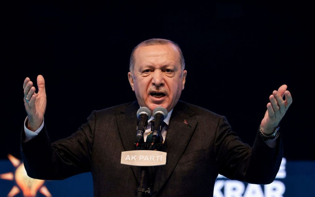 Ερντογάν: Ουραγός στις δημοσκοπήσεις – Βλέπει την πλάτη του Ιμάμογλου