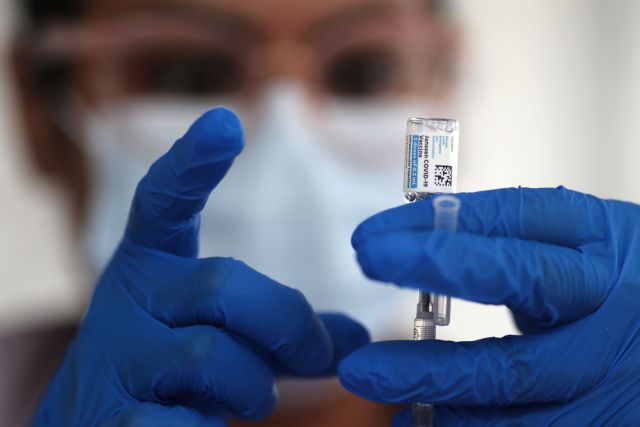 Αυτές είναι οι πέντε πιο συχνές παρενέργειες του μονοδοσικού εμβολίου της Johnson & Johnson