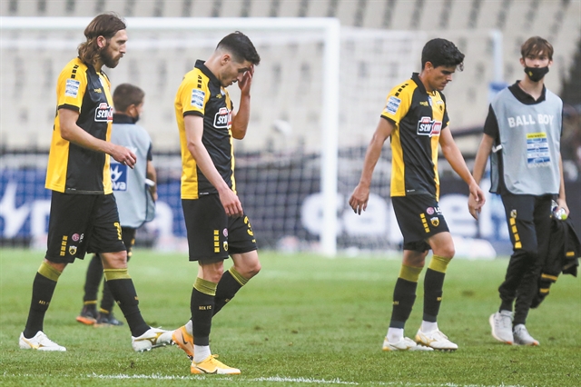 Δεν σηκώνει κεφάλι