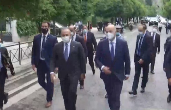 Πεζή πήγαν από το Μαξίμου στο ΥΠΕΞ οι Δένδιας – Τσαβούσογλου