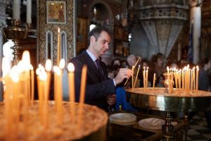 Στην Τήνο ο Κ. Μητσοτάκης, εκμεταλλεύεται το άνοιγμα του τουρισμού