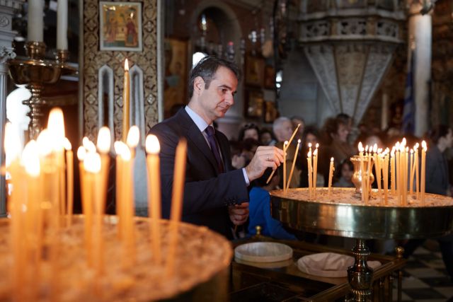 Στην Τήνο ο Κ. Μητσοτάκης, εκμεταλλεύεται το άνοιγμα του τουρισμού