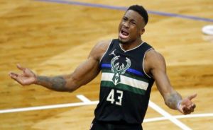 Χωρίς Γιάννη και με το μυαλό στα playoffs οι Μπακς (118-112)