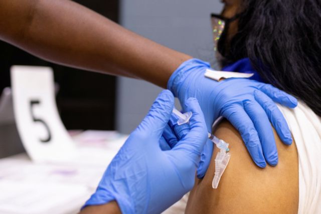 Εμβόλιο κοροναϊού: Έντονος προβληματισμός για τις θρομβώσεις – Πότε αυξάνεται ο κίνδυνος