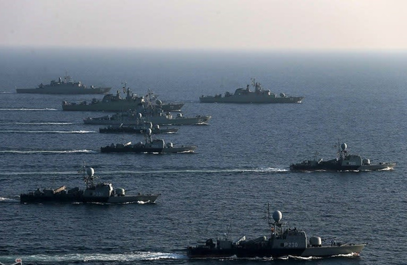 Στενά του Ορμούζ: Προειδοποιητικά πυρά Αμερικανών σε ιρανικά σκάφη