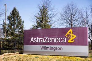 Εμβόλιο AstraZeneca: Η ΕΕ επιδιώκει δικαστική εντολή για την παράδοση των δόσεων