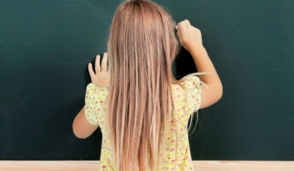 Σοκάρουν τα ερωτικά SMS που έστελνε ο δάσκαλος στην 9χρονη μαθήτρια – Τι καταγγέλλουν οι γονείς της