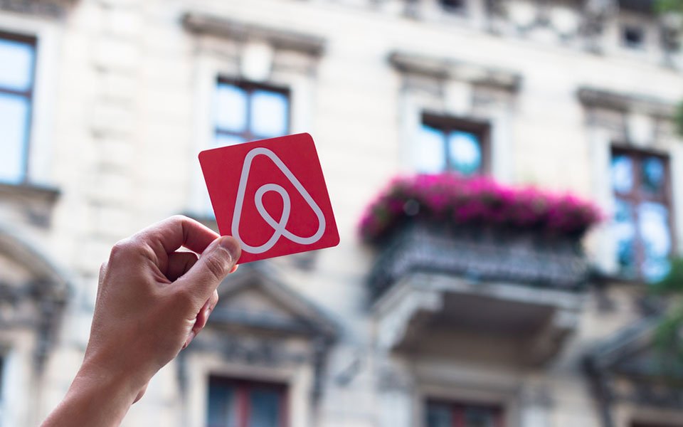 Airbnb: Ανάρπαστα τα ακίνητα σε παραθαλάσσια προάστια της Αττικής
