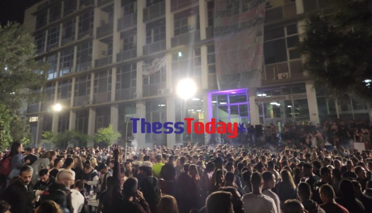 Θεσσαλονίκη: Κορονοπάρτι εκατοντάδων ατόμων στη Φιλοσοφική του ΑΠΘ