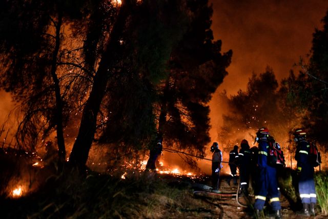 Φωτιά στον Σχίνο: Εικόνες που κόβουν την ανάσα από πυροσβεστικό όχημα