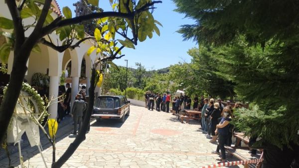 Γλυκά Νερά: Ραγίζει καρδιές ο 32χρονος πιλότος στο τελευταίο αντίο στην 20χρονη Καρολάιν