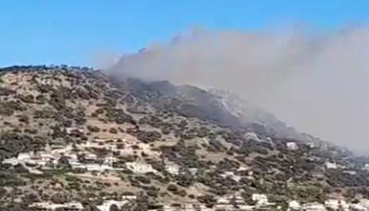 Κορωπί: Μεγάλη φωτιά σε υπαίθριο χώρο – Επιχειρούν δύο αεροσκάφη