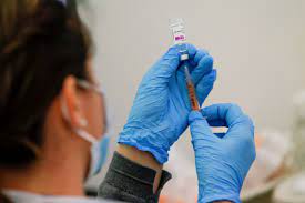 Βρετανία: Σκέψεις να προσφέρεται εναλλακτικό εμβόλιο αντί του AstraZeneca στους κάτω των 40 ετών