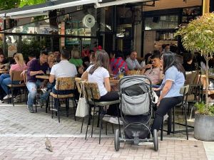 Λάρισα: Γεμάτες από κόσμο με το «καλημέρα» οι καφετέριες