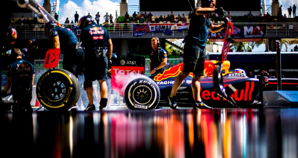 Ο Δημήτρης Μιχαλάκης και ο Vladimir Rys μας ξεναγούν στον Athens Photo World τους