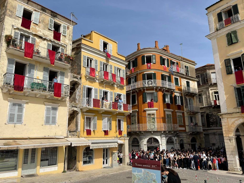 Διαφορετικό το Πάσχα στην Κέρκυρα: Έσπασαν τους μπότηδες οι κάτοικοι του νησιού