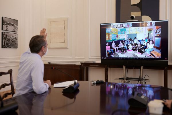 Τηλεδιάσκεψη Μητσοτάκη με μαθητές Νηπιαγωγείου – Παρακολούθησε το μάθημα ο πρωθυπουργός