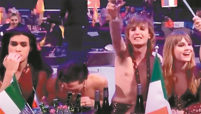 Το ύποπτο σκύψιμο