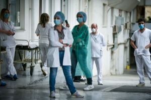 Αίρεται από την Πέμπτη η αναστολή αδειών για τους υγειονομικούς