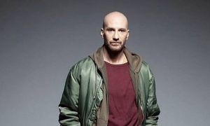 Νικόλας Παπαγιάννης: Δεν φαντάζεστε ποιος είναι ο πατέρας του σκληρού της σειράς «Σιωπηλός Δρόμος»