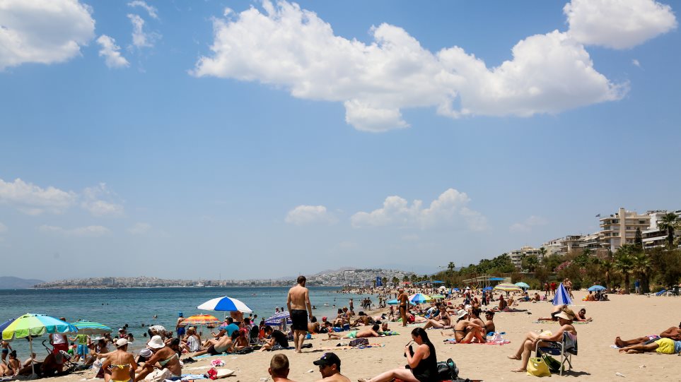 Γέμισαν κόσμο οι παραλίες σε Αθήνα-Θεσσαλονίκη