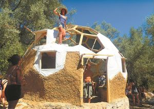 Τα χωμάτινα σπίτια επιστρέφουν δυναμικά