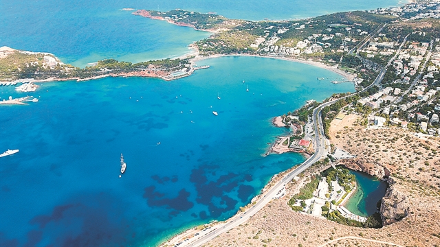 Δωμάτια με θέα στη θάλασσα, οβελίας και… φράουλες