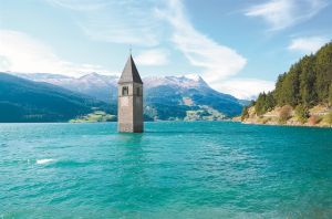 Το μεσαιωνικό χωριό που βγήκε από τη λίμνη