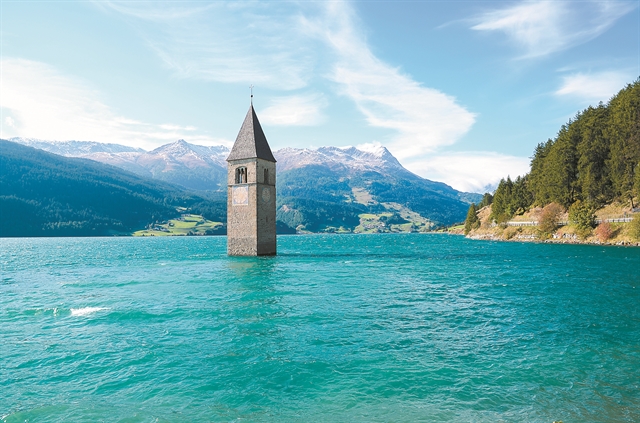 Το μεσαιωνικό χωριό που βγήκε από τη λίμνη