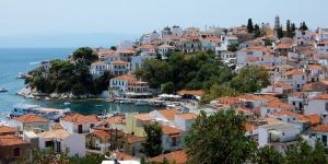 Σκιάθος: Έφθασαν από την Ρουμανία οι πρώτες πτήσεις – Υποδοχή με όλα τα μέτρα ασφάλειας