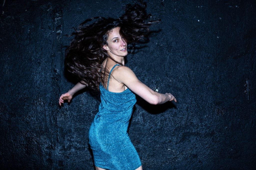 Η Χριστίνα Σουγιουλτζή περιμένει το τρένο των «9.25»