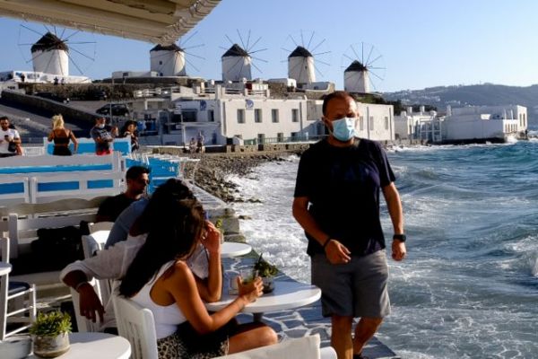 Το σχέδιο για να αποφευχθούν lockdown στα νησιά εν μέσω τουριστικής περιόδου
