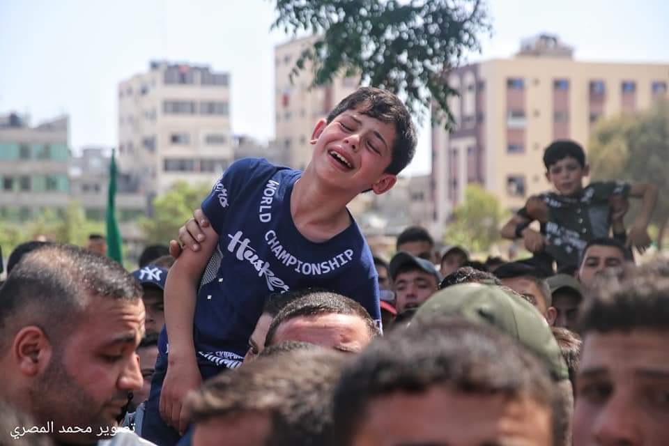 Λωρίδα της Γάζας: Βίντεο που ραγίζει καρδιές – Παιδί σπαράζει πάνω από τη σορό του πατέρα του