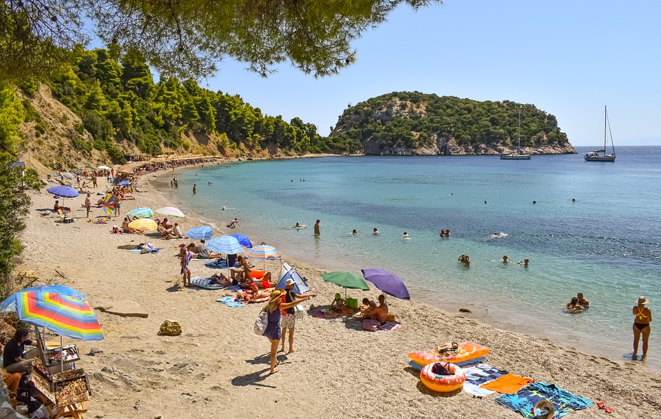 Εφοριακοί με μαγιό θα παριστάσουν τους τουρίστες στα ελληνικά νησιά